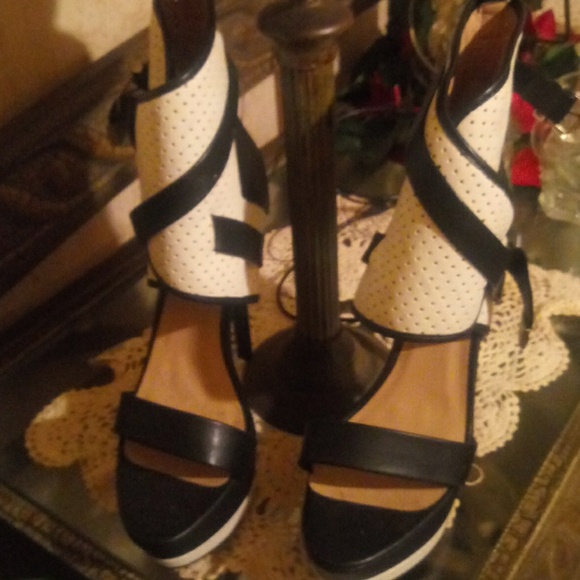 Black and white shoes - Picture 1 of 4